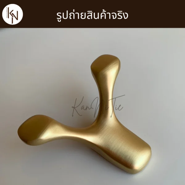 ฮุกตะขอที่เกี่ยวแขวนเสื้อผ้าหมวกกระเป๋าติดผนังในห้องนอนสีทองด้าน Golden wall hook hanger rack in bathroom